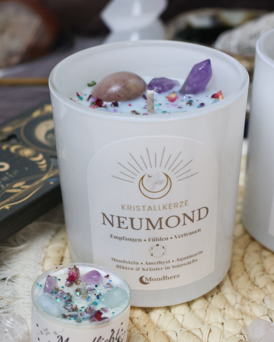 Neumond Kristallkerze mit Mondstein, Amethyst & Aquamarin