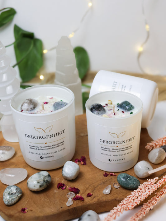 Kristallkerze GEBORGENHEIT mit Mondstein, Moosachtat & Bergkristall
