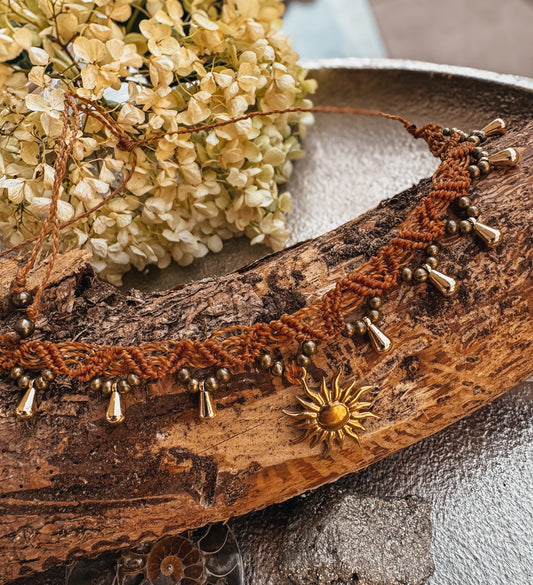 Sonnenanhänger Makramee-Choker – Handgeknüpft aus Linhasita mit vergoldeten Details