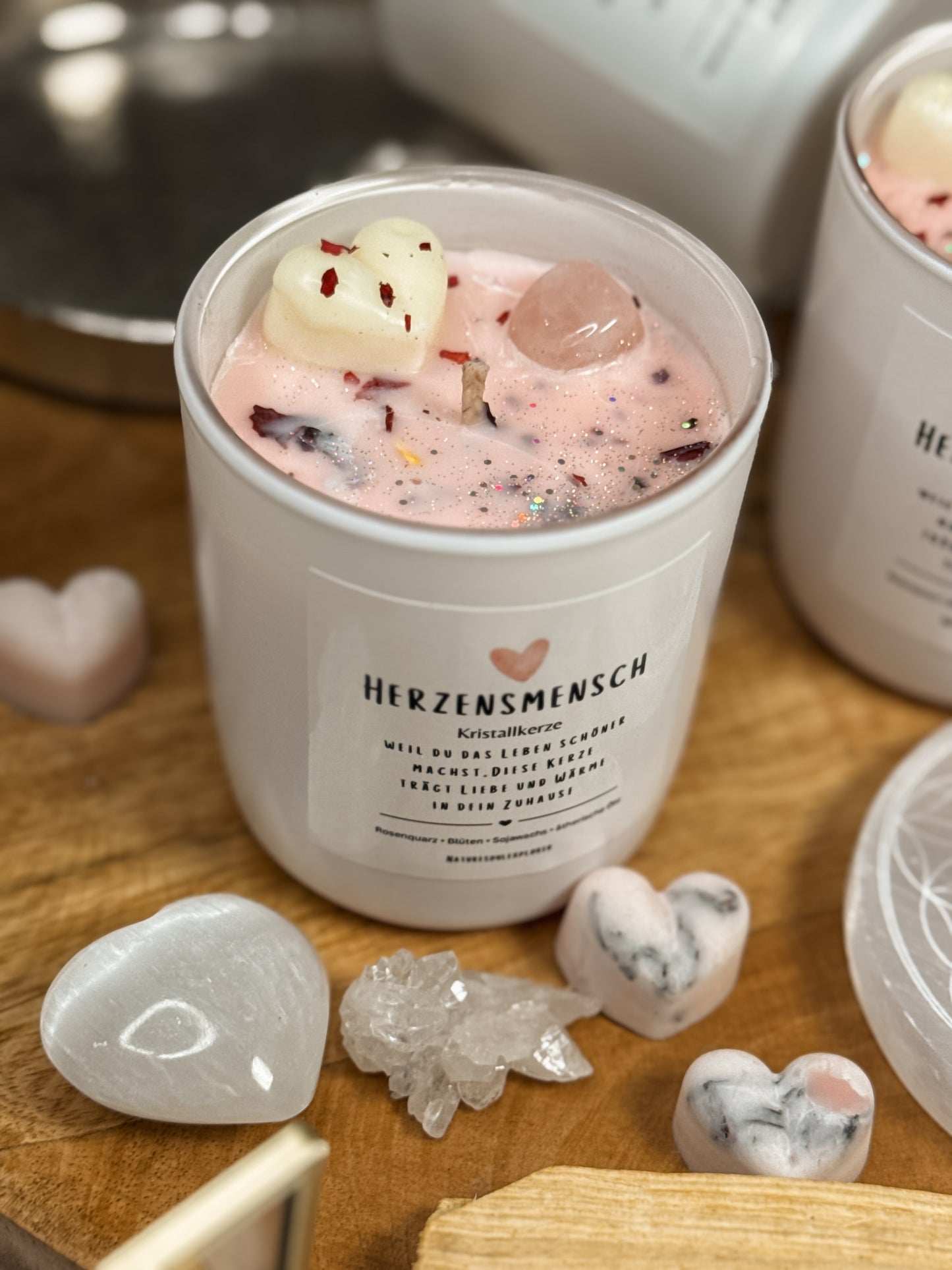 Kristallkerze Herzensmensch mit Rosenquarz und Rosenblüten