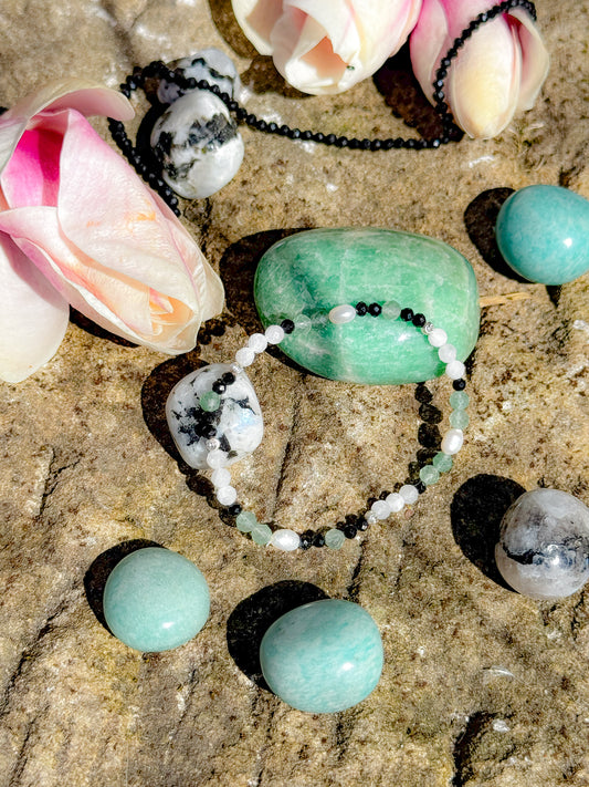 Nalaya – die sanfte Kraft der Edelsteine
Armband aus Turmalin, Mondstein & Aventurin