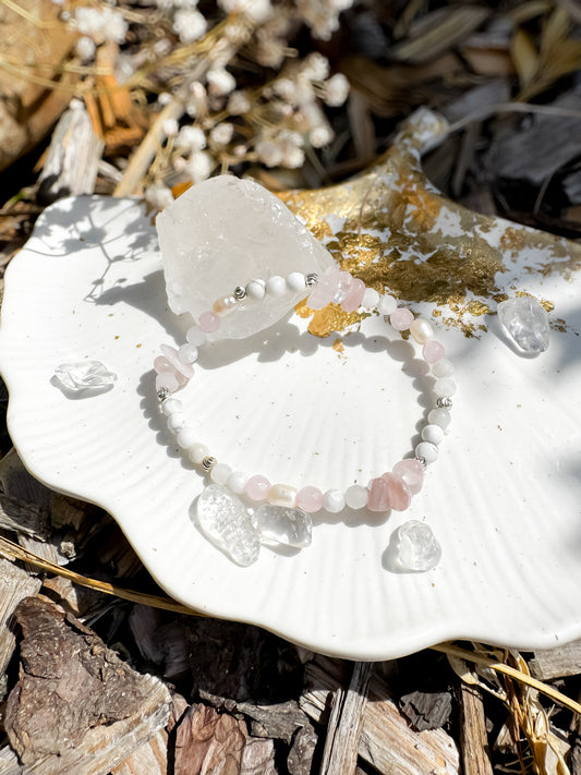 Armband „Mondherz“ für Liebe, Intuition & Ruhe mit Rosenquarz, Howlith, Mondstein & Süßwasserperlen