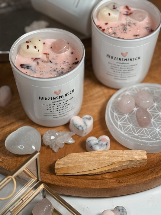 Kristallkerze Herzensmensch mit Rosenquarz und Rosenblüten