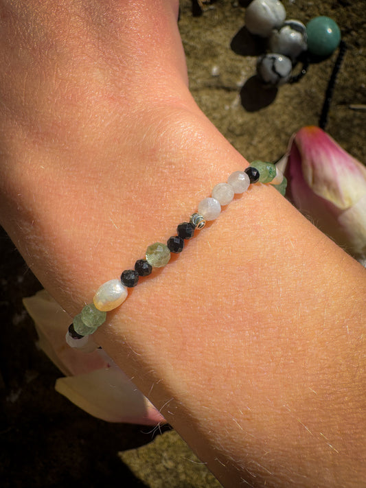 Nalaya – die sanfte Kraft der Edelsteine
Armband aus Turmalin, Mondstein & Aventurin