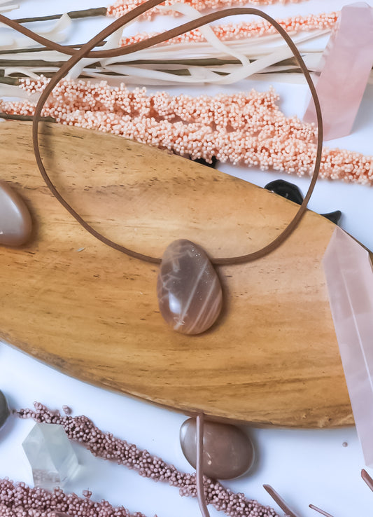 Mondstein orange Cabochon Anhänger – seitlich gebohrt