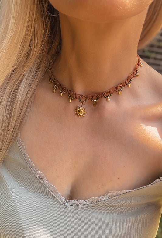 Sonnenanhänger Makramee-Choker – Handgeknüpft aus Linhasita mit vergoldeten Details