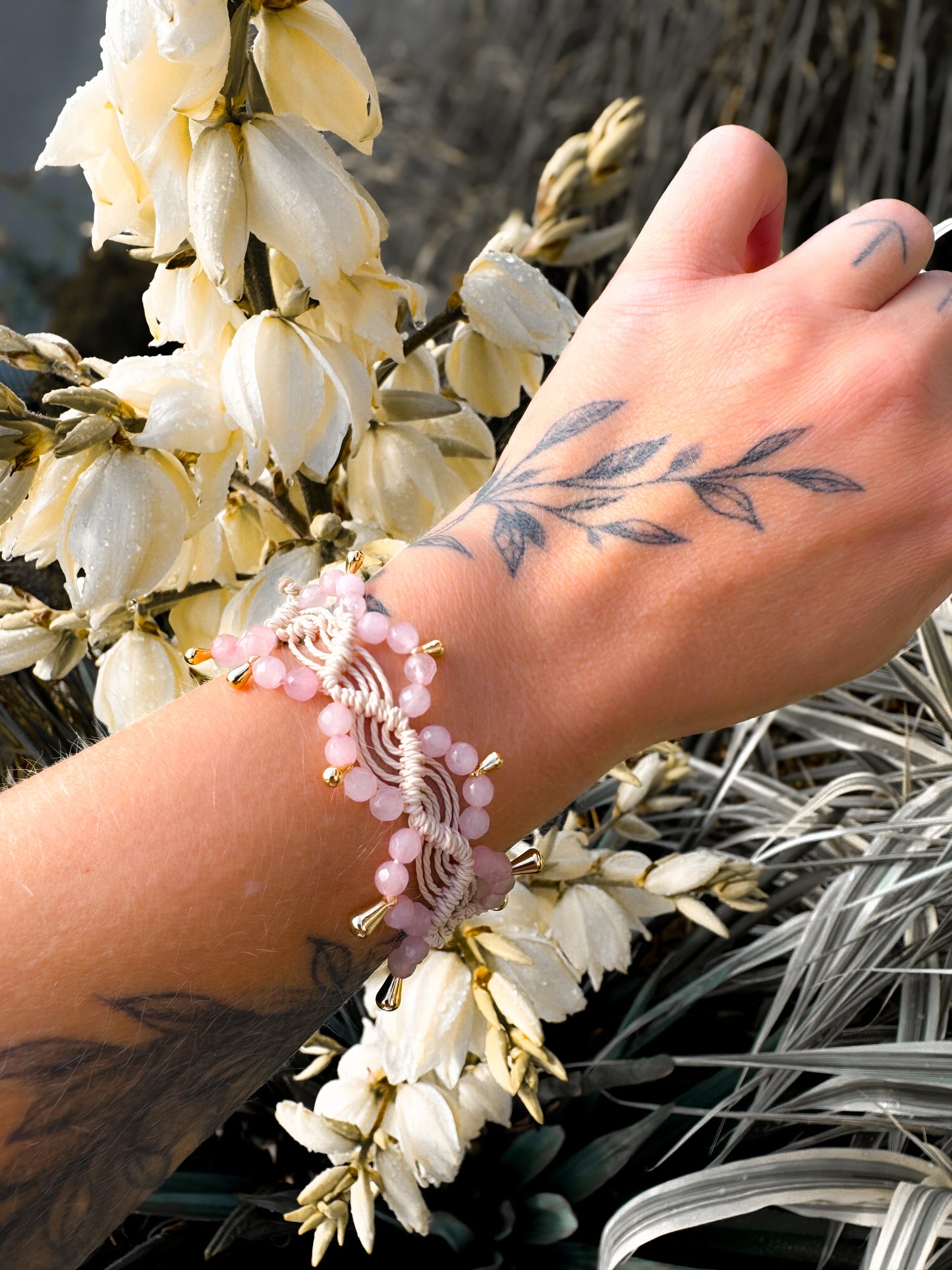 Makramee Armband mit Rosenquarz- energetisch aufgeladen & handgefertigt