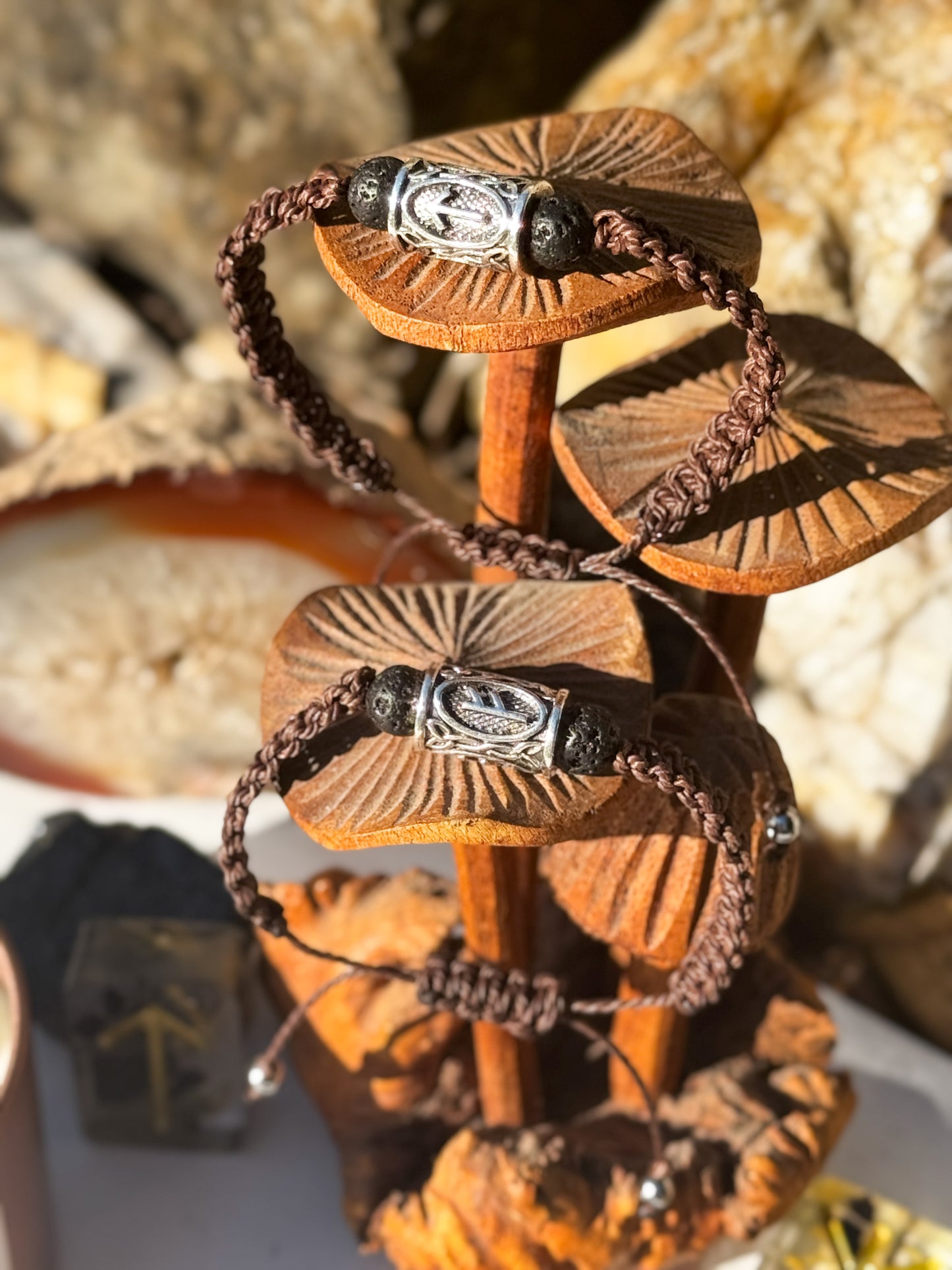 RUNEN Armband mit Lavastein & Makramee