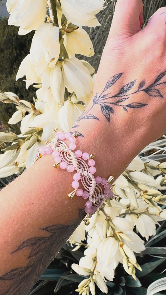 Makramee Armband mit Rosenquarz- energetisch aufgeladen & handgefertigt